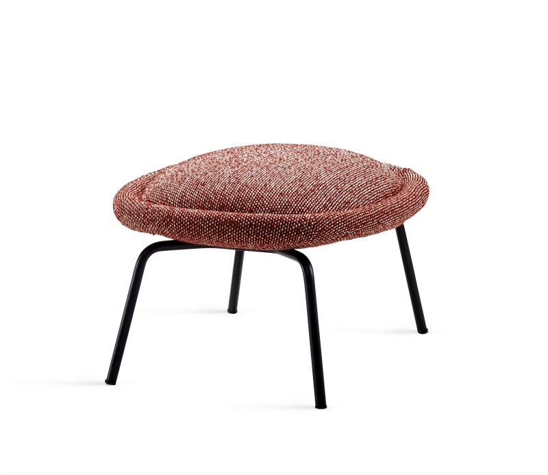 Ona Ottoman von Freifrau Manufaktur: Roter, runder Hocker mit schwarzem Metallgestell. Bequeme Sitzgelegenheit.